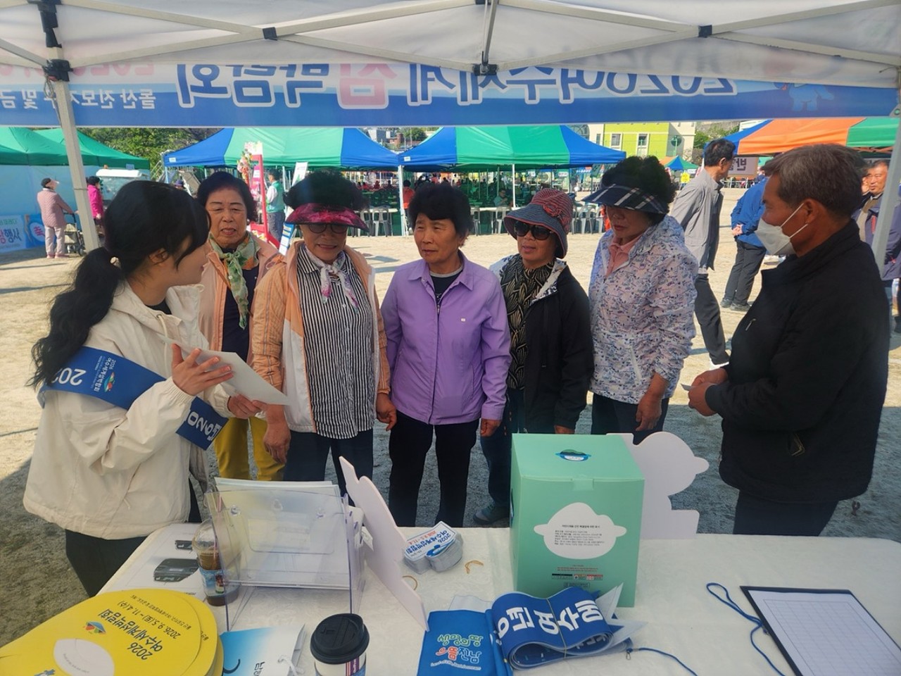 ▲지난 26일 열린 제26회 율촌면민 화합 한마당 행사에서 2026여수세계섬박람회 홍보활동을 적극 전개했다. ⓒ여수시