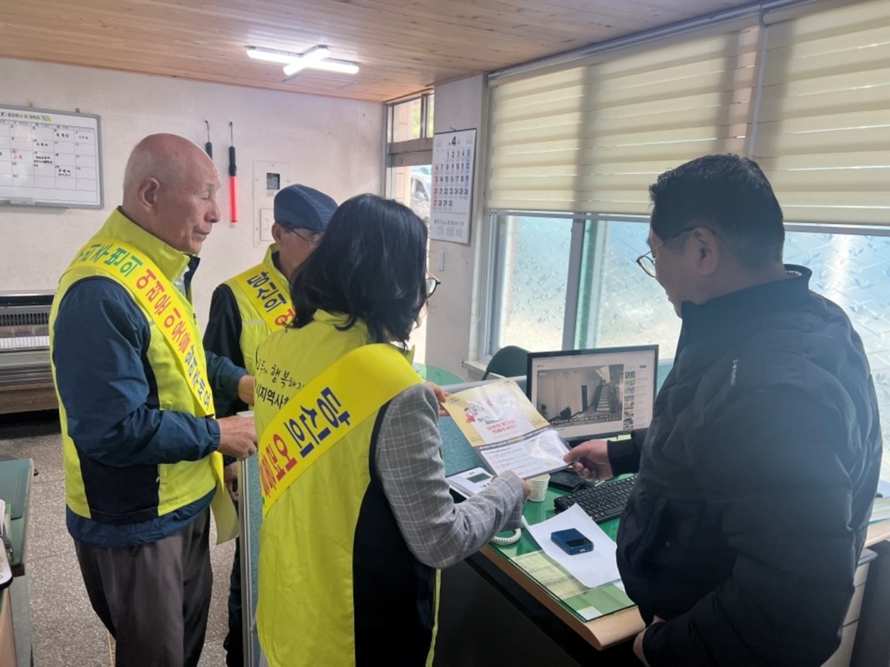 ▲여수시 시전동 명예사회복지공무원은 관내 아파트 관리사무소를 방문해 홍보물을 전달하며 복지사각지대 발굴을 위한 협조를 당부했다. ⓒ여수시