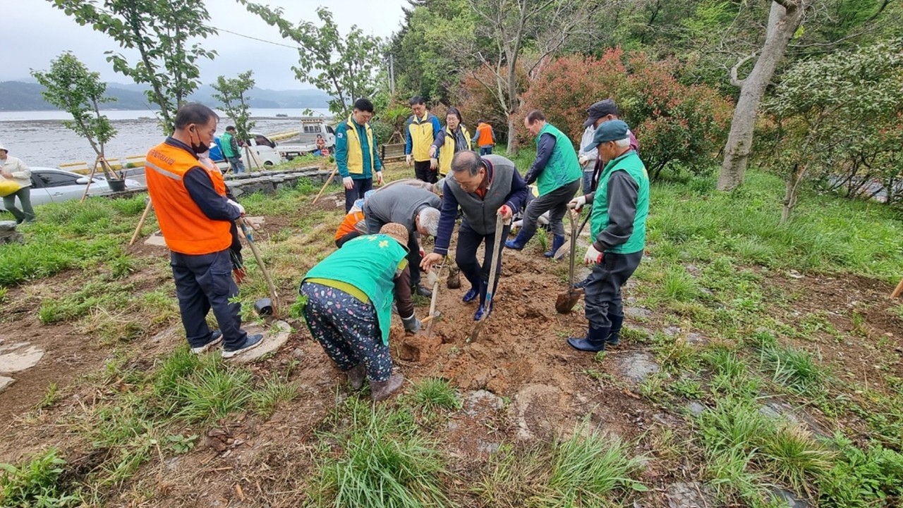 ▲여수시 소라면은 지난 23일 ‘여수형 작은 정원 가꾸기’ 사업의 일환으로 남파랑길 59코스 내 소공원에서 나무 식재 활동을 실시했다. ⓒ여수시