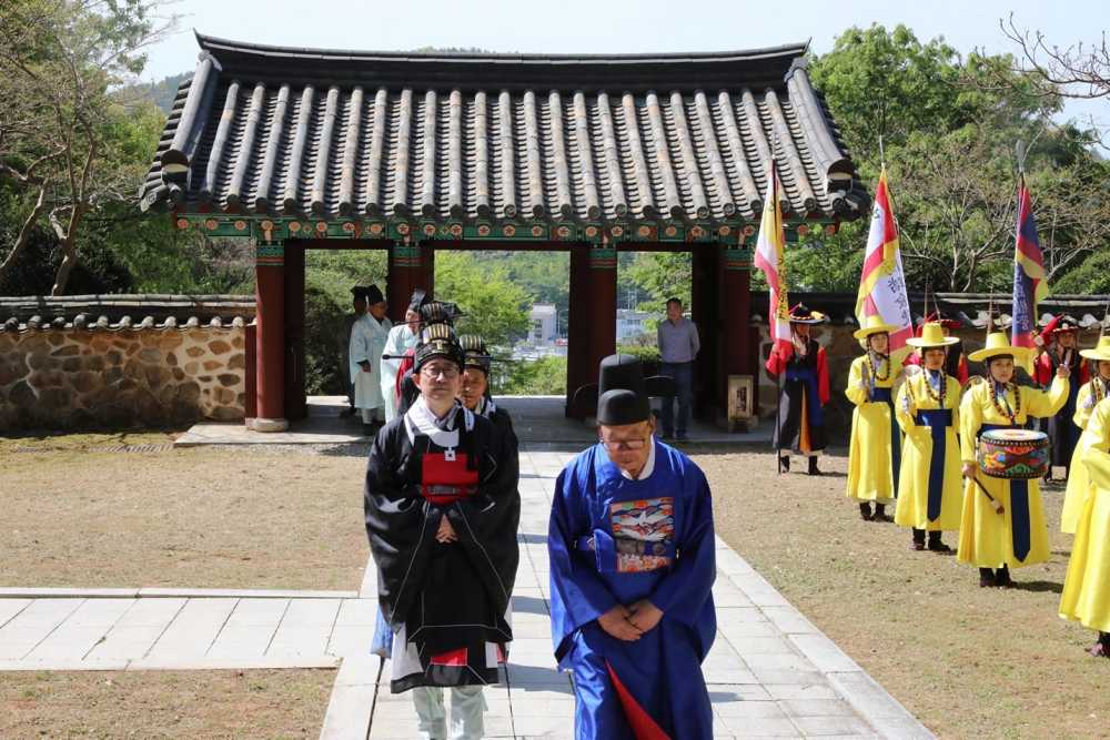 ▲초헌관으로 제례를 집행하는 김기용 여수해양경찰서장 ⓒ여수해양경찰서