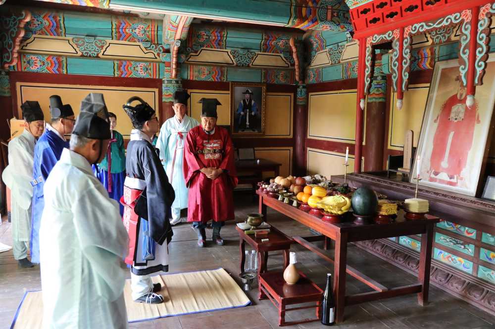 ▲초헌관으로 제례를 집행하는 김기용 여수해양경찰서장 ⓒ여수해양경찰서