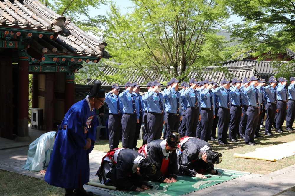 ▲초헌관으로 제례를 집행하는 김기용 여수해양경찰서장 ⓒ여수해양경찰서