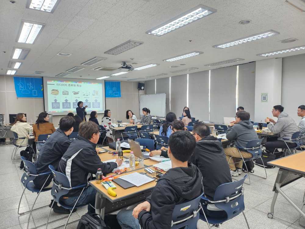 ▲‘2025. 디지털 미디어 리터러시 지원단 연수’에서 강의를 진행하고 있다. ⓒ전라남도교육청
