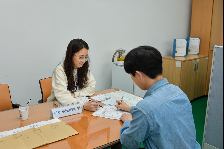 ▲여수시민이 ‘여수형 청년임대주택’ 입주를 신청하고 있다. ⓒ여수시