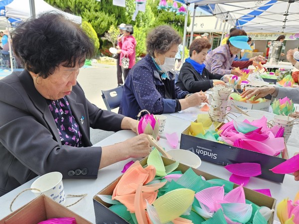 ▲연꽃등 만들기 체험행사 ⓒ동여수노인복지관 