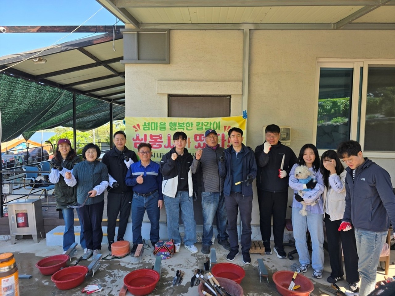 ▲여수시청 나눔누리 사랑봉사단 ‘심(心)봉사팀’이 지난 19일 상화도, 26일에는 하화도를 찾아가 칼갈이 봉사활동을 펼쳤다. ⓒ여수시