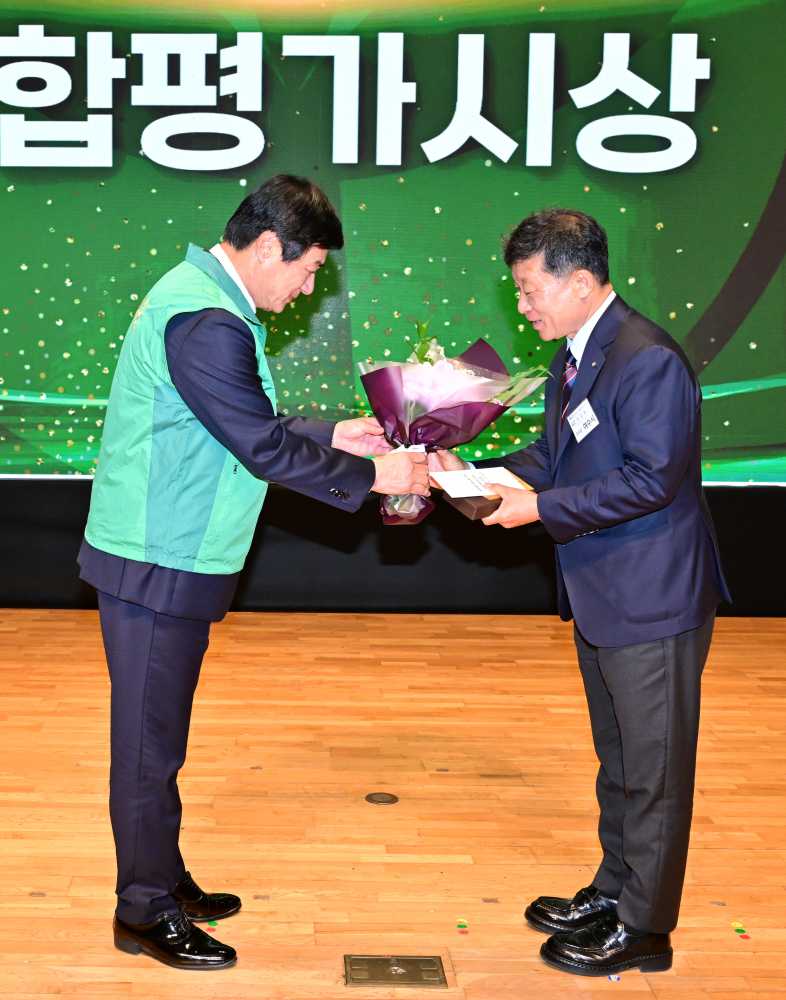 ▲제15회 새마을의 날 기념식에서 2024년 전라남도 시군 새마을운동 종합평가 우수상을 수상하는 영예를 안았다. ⓒ여수시새마을회