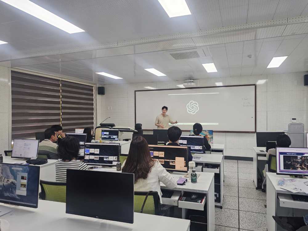 ▲‘2025. 디지털 미디어 리터러시 교사 연수’에서 강의를 진행하고 있다. ⓒ전라남도교육청