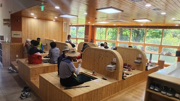 ▲ 소풍같은 인생학교  학생들이 족욕 체험 중이다. 