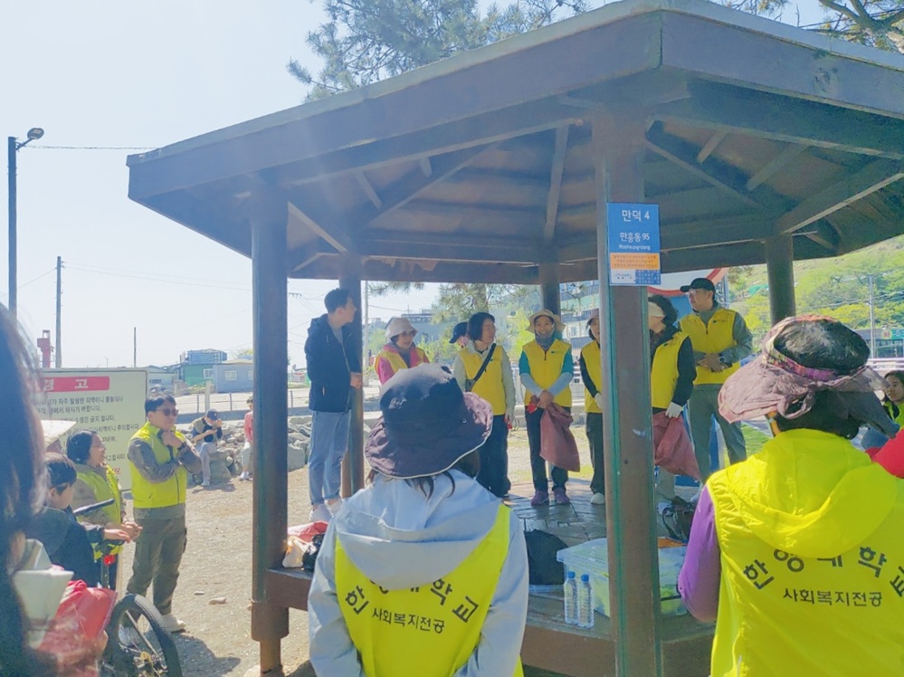 ▲ 졸업생으로 구성된 '고마운 물 플러스' 회원들을 소개하고 있는 노재현 교수 ⓒ 한영대학교