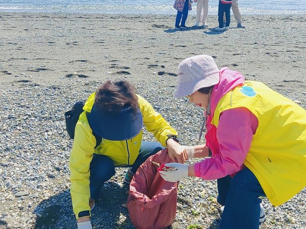 ▲ 환경정화활동에 참여하고 있는 '고마운 물' 회원들 ⓒ 한영대학교