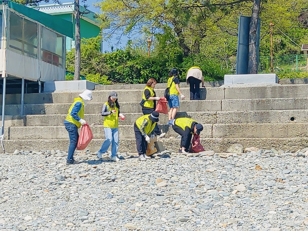 ▲ 환경정화활동에 참여하고 있는 '고마운 물' 회원들 ⓒ 한영대학교
