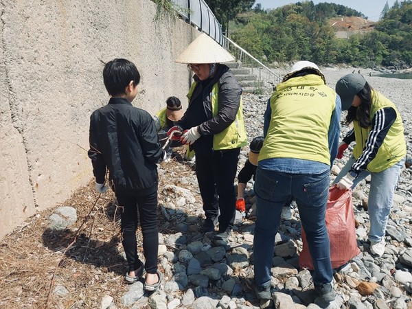 ▲ 환경정화활동에 참여하고 있는 '고마운 물' 회원들 ⓒ 한영대학교