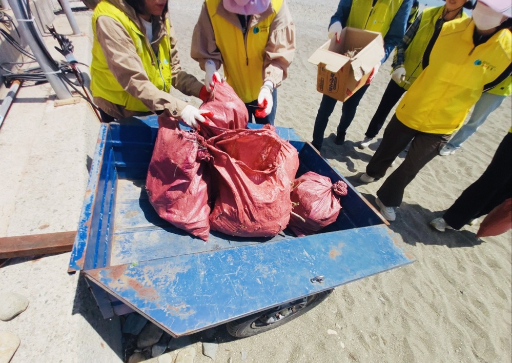 ▲ 환경정화활동에서 나온 쓰레기를 정리하고 있는 '고마운 물' 회원들 ⓒ 한영대학교