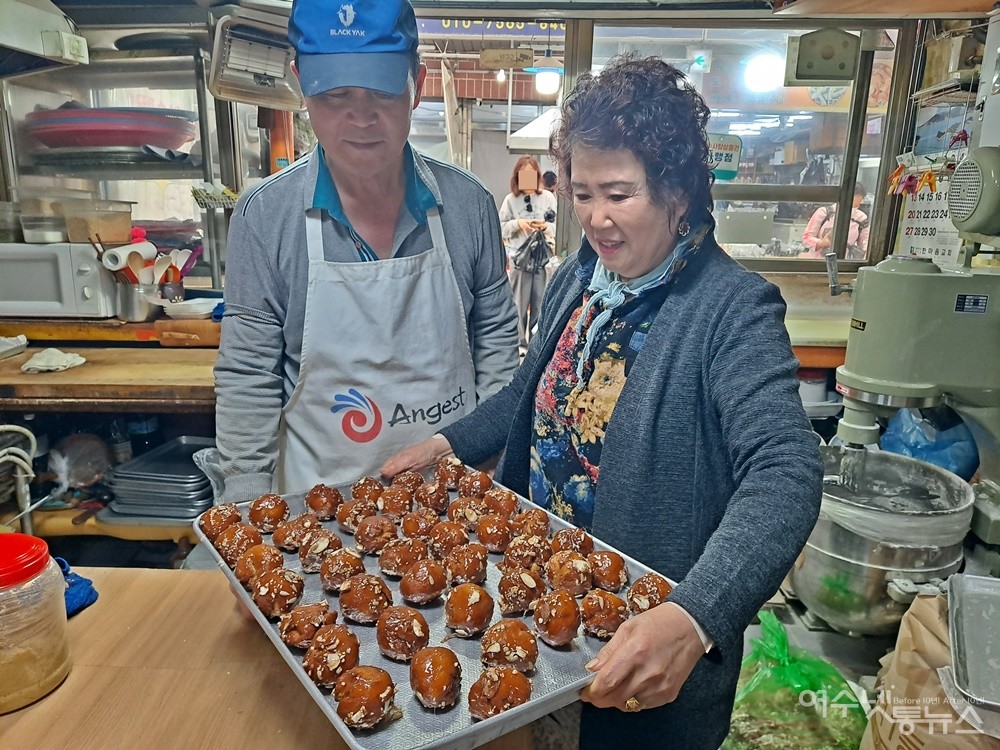 ▲ 여수꿀빵 사랑빵집, 윤송자·손영수 부부가 꿀빵에 대해 자랑하고 있다. ⓒ조찬현