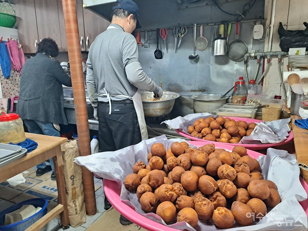 ▲ 여수꿀빵 사랑빵집, 윤송자·손영수씨 부부가 꿀빵을 만들고 있다. ⓒ조찬현