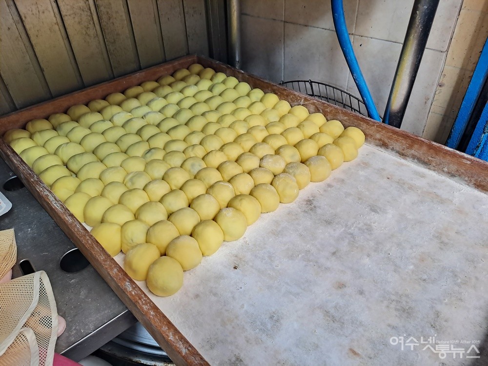 ▲꿀빵을 만들기 위해 밀가루 반죽으로 모양을 동글동글 빚는다.  ⓒ조찬현