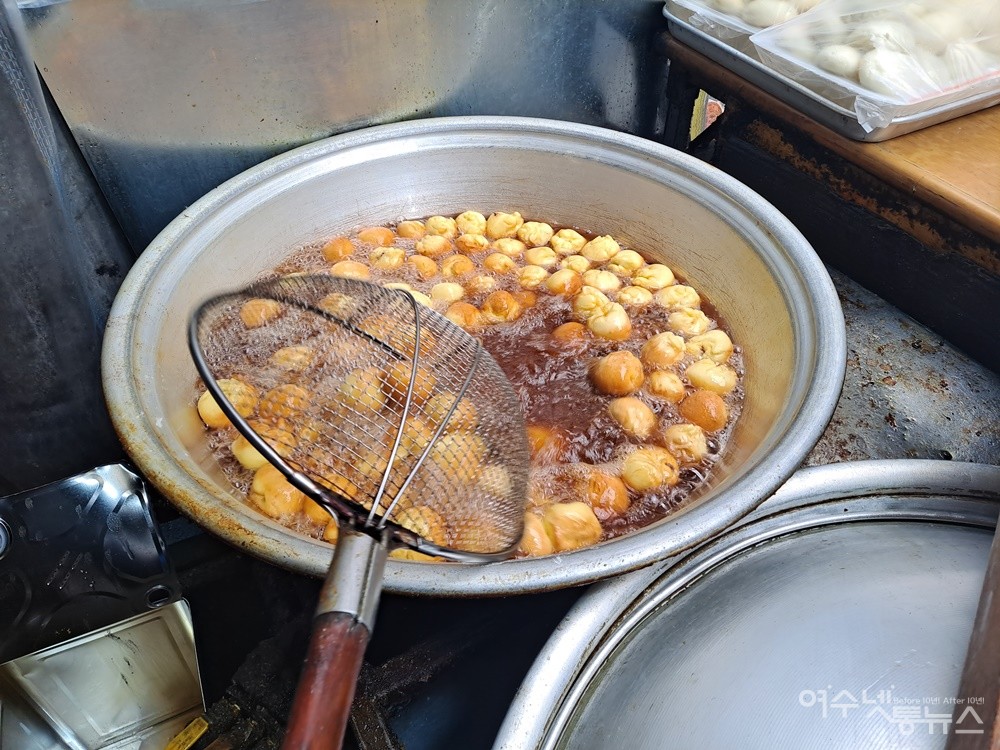 ▲밀가루 반죽으로 빚어 갓 튀겨낸 꿀빵이다.  ⓒ조찬현