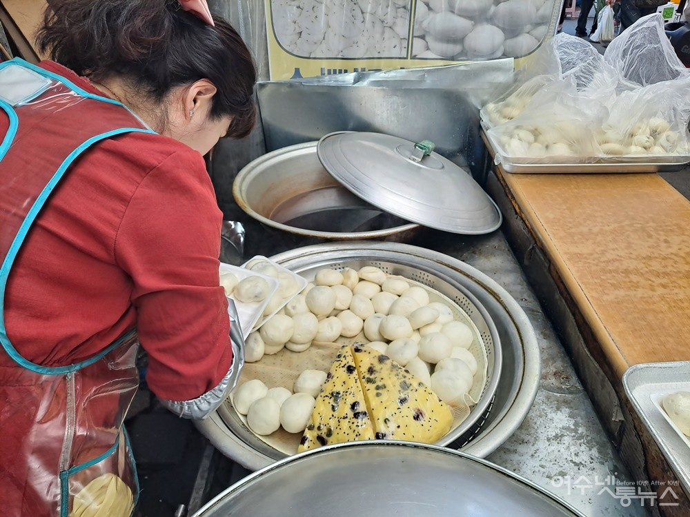 ▲찜솥에 갓 쪄낸 찐빵을 포장 용기에 담고 있다. ⓒ조찬현