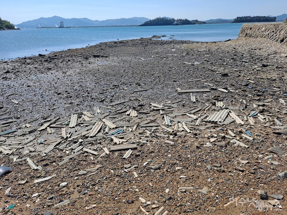 ▲바닥이 드러난 바다에는 슬레이트 조각이 여기저기 버려져 있다. ⓒ조찬현