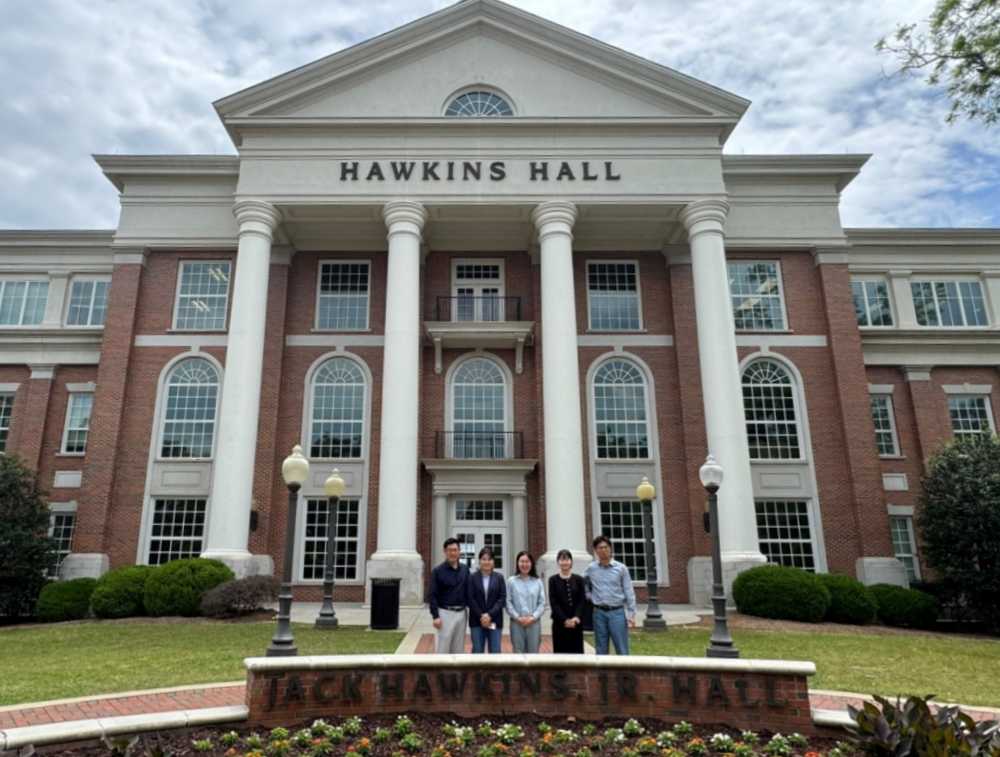 ▲K-에듀센터에서 근무하는 전남교육청 소속 직원들과 트로이대학 교수들이 국제학생센터 앞에서 기념사진 촬영하고 있다. ⓒ전라남도교육청