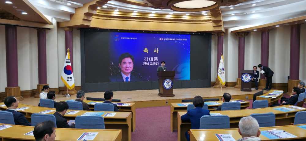 ▲김대중 전남교육감이 지난 4월 21일 서울 국회의사당 의원회관에서 열린 ‘제9회 세계한인체육회장대회’에서 K-에듀센터 개소를 알리고 있다. ⓒ전라남도교육청