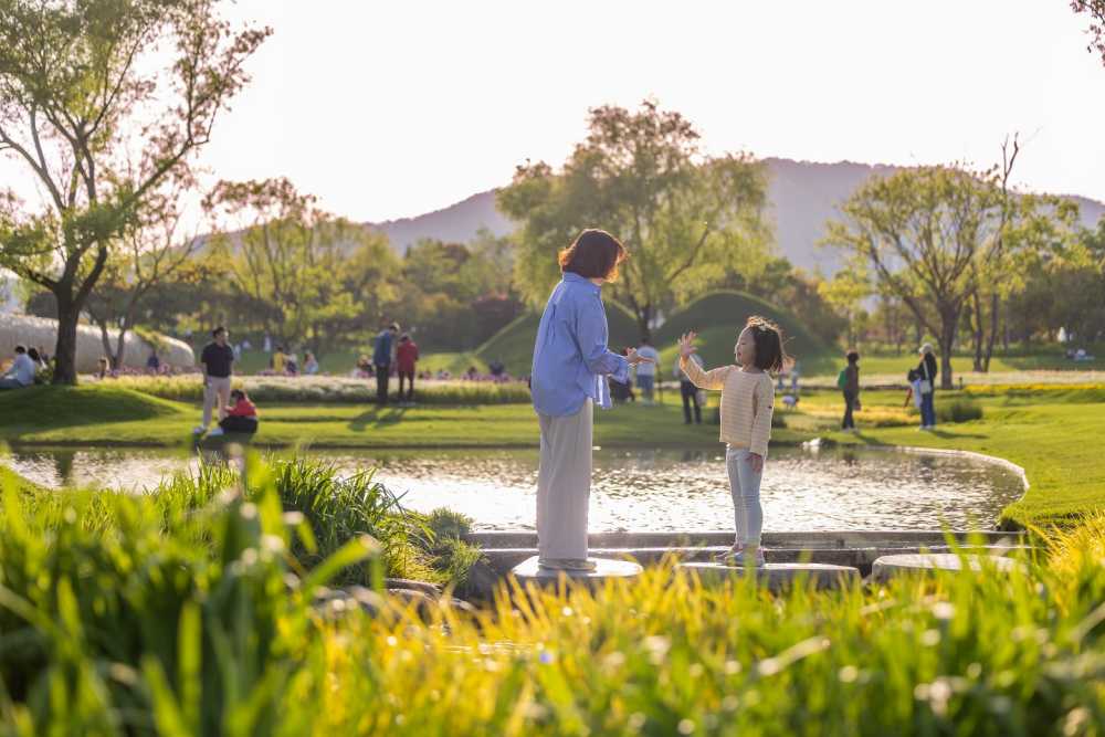 ▲순천만국가정원 노을정원에서 가위바위보를 하고 있는 엄마와 딸 ⓒ순천시