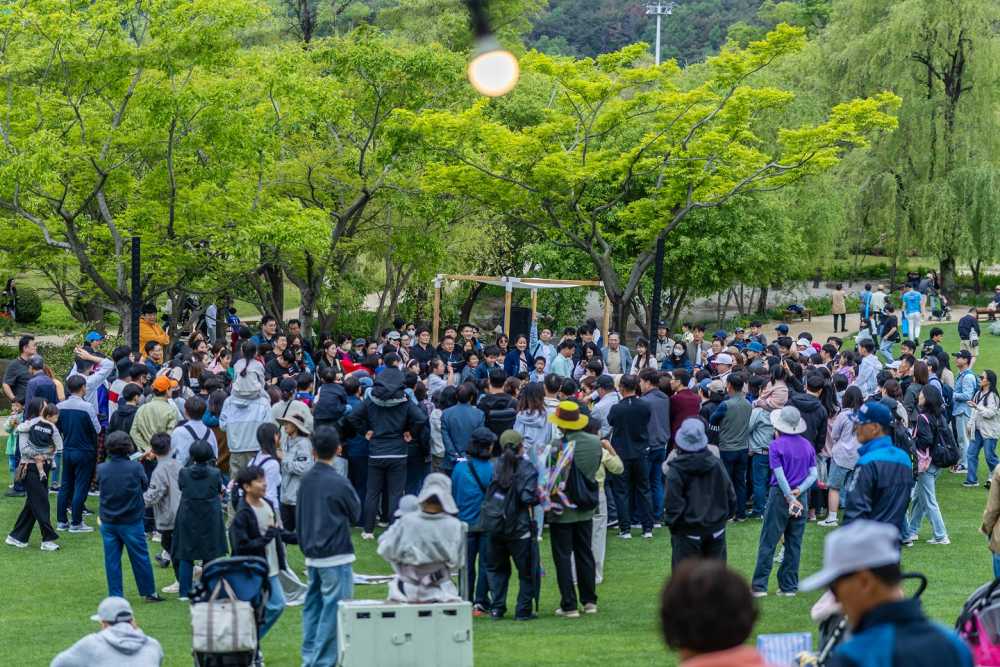 ▲순천만국가정원 개울길광장에서 어린이날 특별 프로그램에 참여하고 있는 관람객 ⓒ순천시