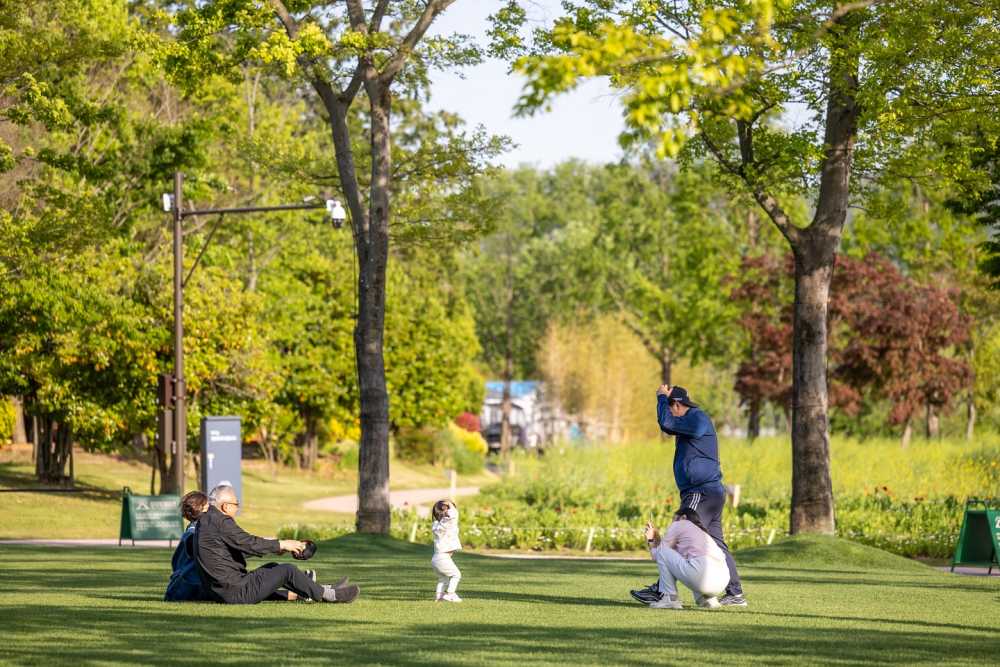▲순천만국가정원을 즐기고 있는 3대 가족 ⓒ순천시