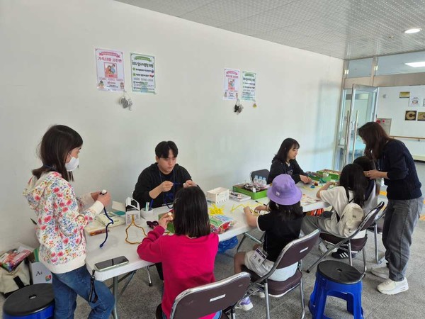 ▲여수시도시관리공단 임직원 가족들이 체험 프로그램에 참여하는 모습 ⓒ여수시도시관리공단