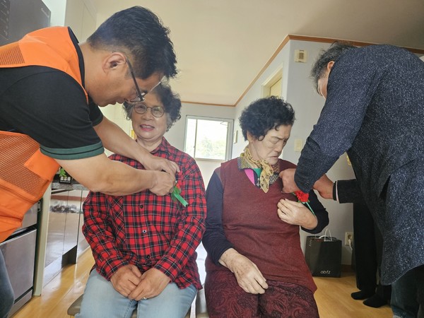 ▲ 2025년 어버이날을 맞아 문수종합사회복지관에 카네이션 1,100송이 후원 ⓒ 문수종합사회복지관