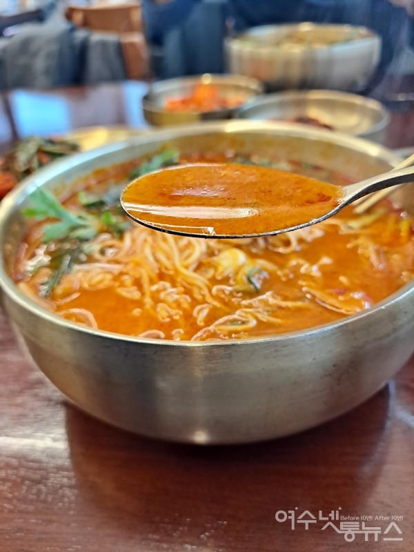 ▲소면에 얼큰하고 칼칼한 국물이 매력이다. ⓒ조찬현