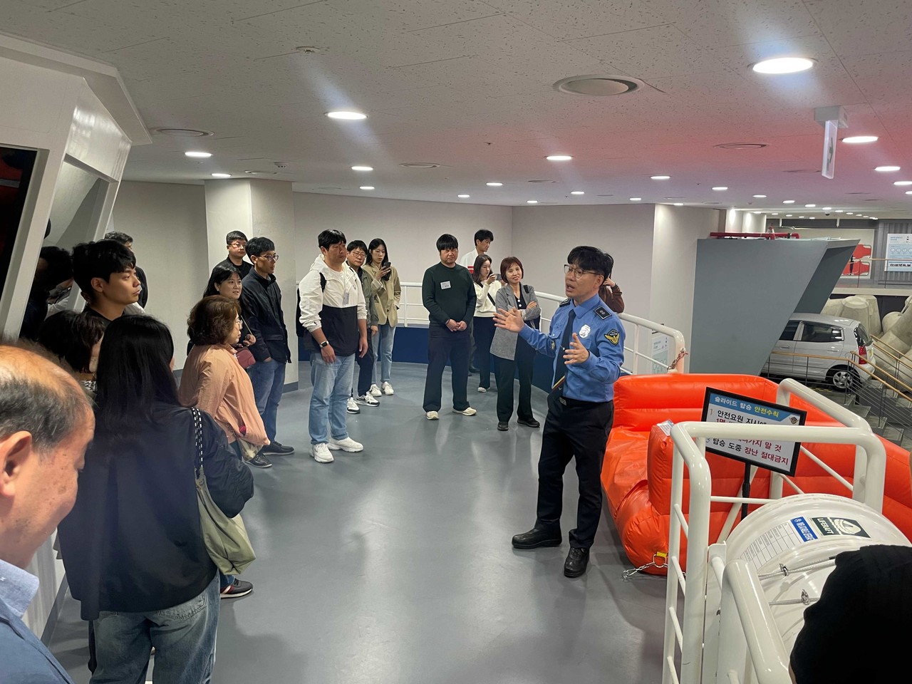 ▲선박에서 위급상황시 퇴선 요령에 대한 실습을 준비중에 있다. ⓒ해양경찰교육원