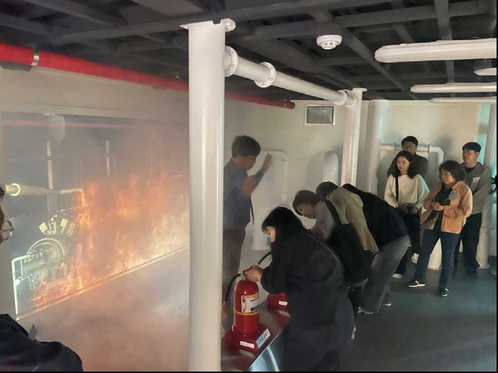 ▲화재발생 시 사용할 수 있는 소화기의 종류별 사용법에 대하여 실습하고 있다 ⓒ해양경찰교육원