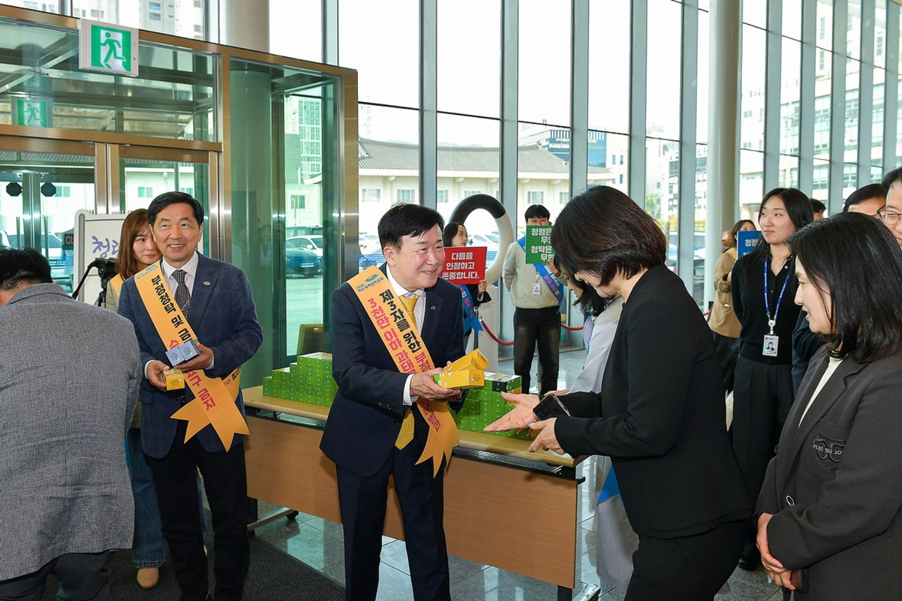 ▲ 여수시는 지난 7일 오후 시청 문화홀에서 공무원노동조합과 함께하는 ‘청렴한 데이’ 청렴 실천 캠페인을 진행했다. ⓒ여수시