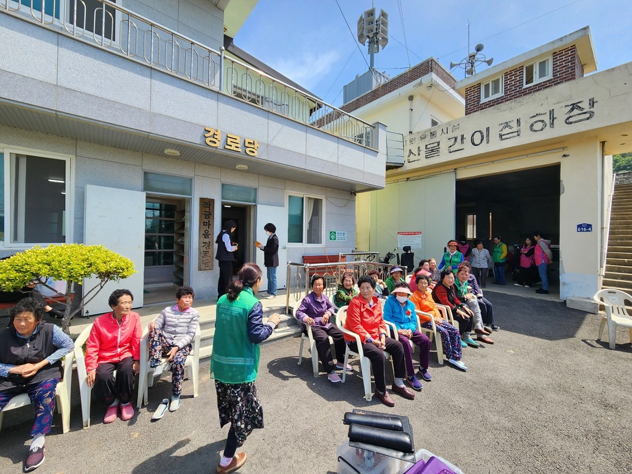 ▲여수시 돌산읍의 작은 어촌 작금마을에 지난 8일 ‘찾아가는 전남행복버스’가 다녀갔다. ⓒ여수시