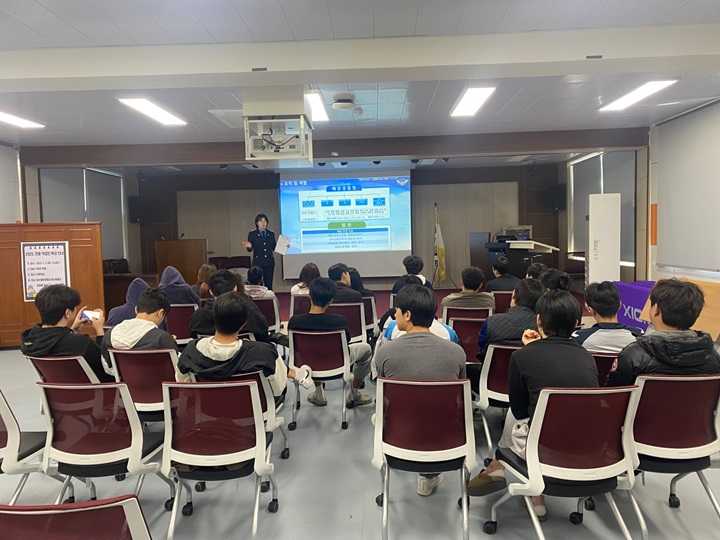 ▲ 여수해경 돌산파출소에서 해양과학고 방문하여 진로특강 모습 ⓒ여수해양경찰서