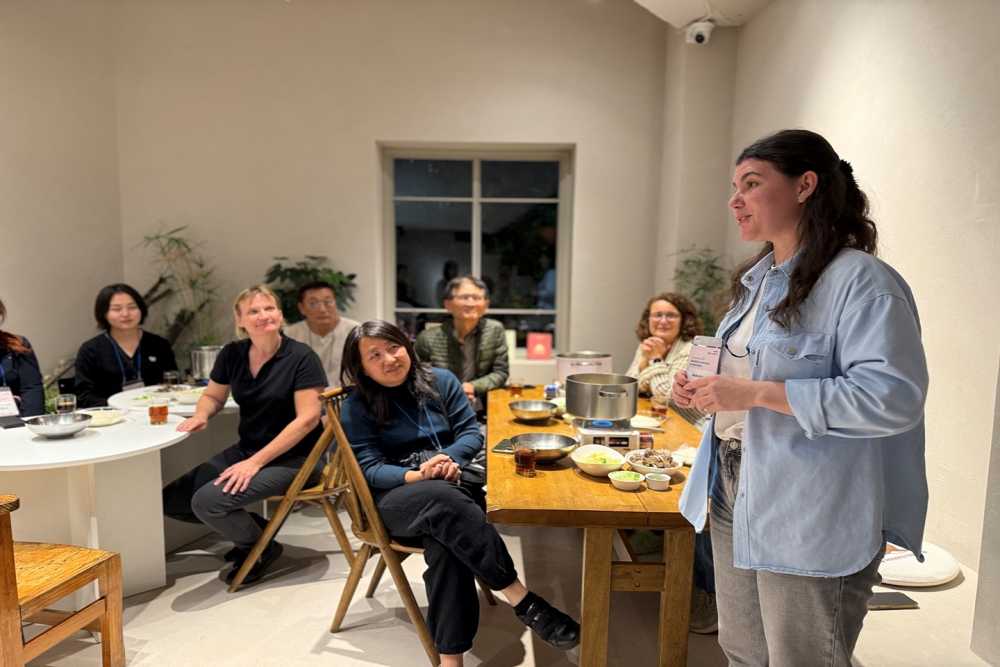 ▲외국인 여행객들이 순천의 원도심 숙소에서 한국의 일상을 즐기고있다. ⓒ순천시