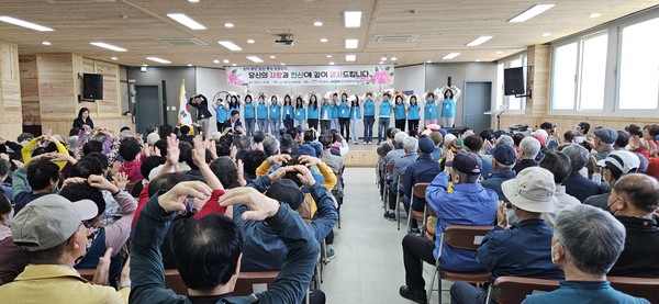 ▲ k-watar 여수권 임직원, 여수시노인복지관 직원들 어머니 마음 노래제창