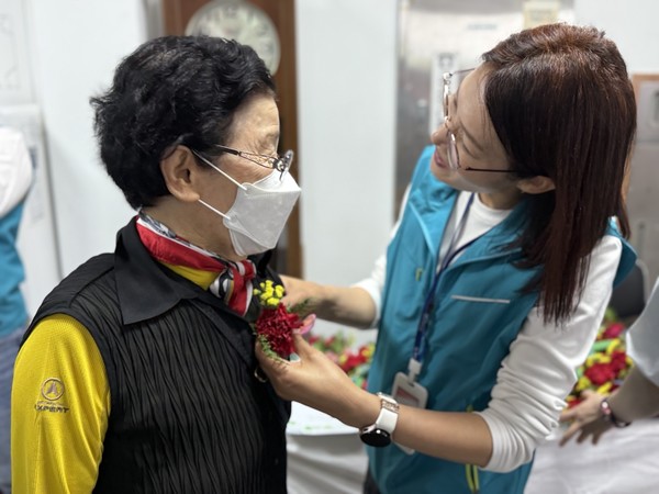 ▲ 어르신들께 정성껏 준비한 카네이션 달아드리기