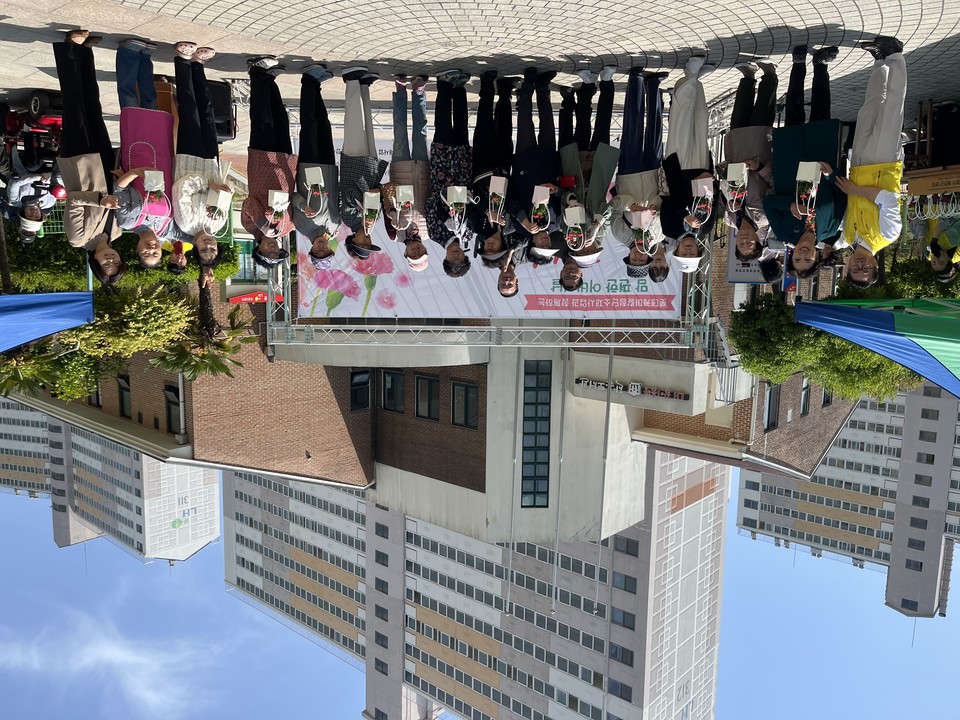 ▲롯데케미칼첨단소재사업과 함께하는 '맘 편한 어버이날' 단체 사진 ⓒ쌍봉복지관