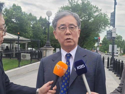 ▲  美 백악관 당국자 만난 뒤 기자들에게 설명하는 김현종(워싱턴=연합뉴스) 조준형 특파원= 이재명 더불어민주당 대선 후보의 외교·안보·통상 분야 핵심 참모인 김현종 전 국가안보실 2차장이 8일(현지시간) 미국 워싱턴 DC 백악관에서 도널드 트럼프 행정부 당국자들과 회동한 뒤 기자들에게 결과를 설명하고 있다. 2025.5.9 jhcho@yna.co.kr