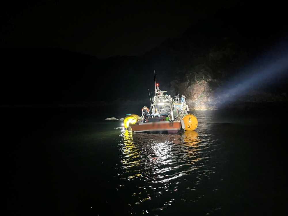 ▲좌초된 낚시어선 양쪽에 여수해경에서 부력재를 설치중이다. ⓒ여수해양경찰서