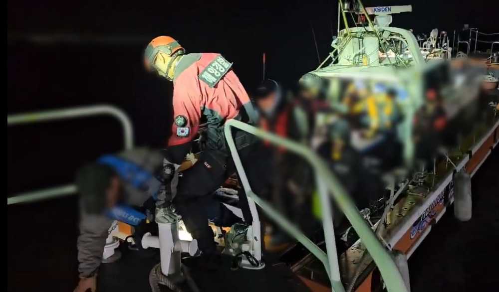 ▲여수해경 구조대가 사고선박 승선원을 구조하고 있다. ⓒ여수해양경찰서