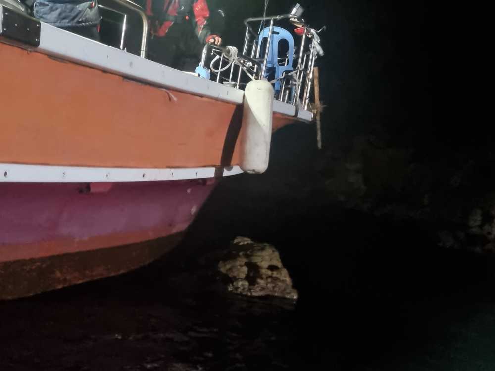 ▲낚시어선 선수부분이 좌초된 장면 ⓒ여수해양경찰서