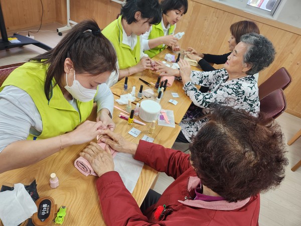 ▲ '다시 새 색시'  지역 어르신께서 네일아트를 받고 있다. 