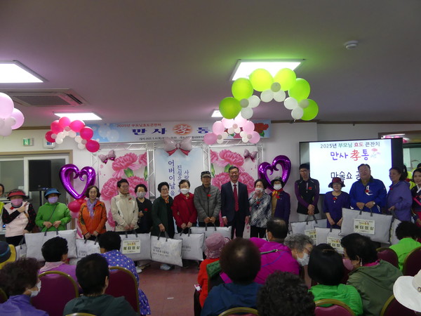 ▲'복터졌상'을 받은  행운의 주인공인 지역 어르신