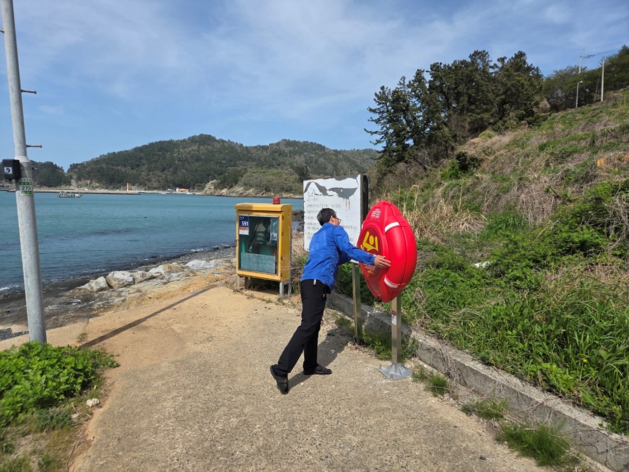 ▲ 조사원이 대풍해수욕장에 설치된 인명구조함을 점검하고 있다.ⓒ여수시