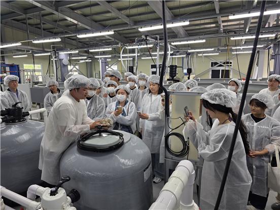 ▲전남대학교 스마트수산양식연구센터 연구진이 학생들을 대상으로 저환수 유수식 스마트양식 시스템의 수처리 설비 작동원리에 대해 현장 실습 교육을 하고 있다. ⓒ전남대학교