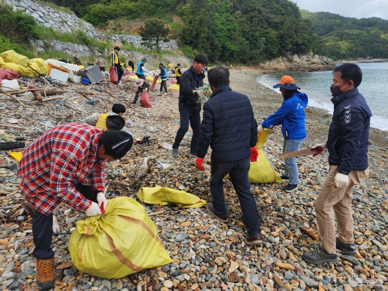 ▲ 제13회 바다 식목일을 맞아 남면 장지마을 해변에서 실시된 해양쓰레기 청결활동 모습 ⓒ정종현